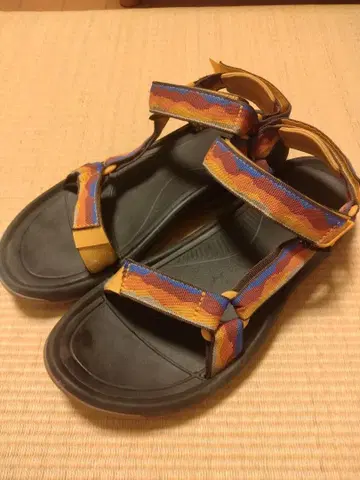 Teva Hurricane 샌들