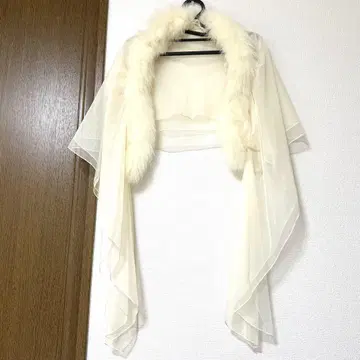 아이보리 쉬폰 퍼 달린 숄