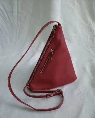 MEER. TRIANGLE LEATHER BAG Red