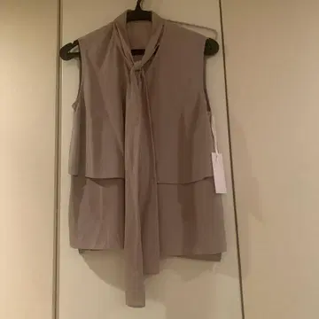 미사용 새상품 그레이스 콘티넨탈 카키 보타이 슬리브리스 블라우스