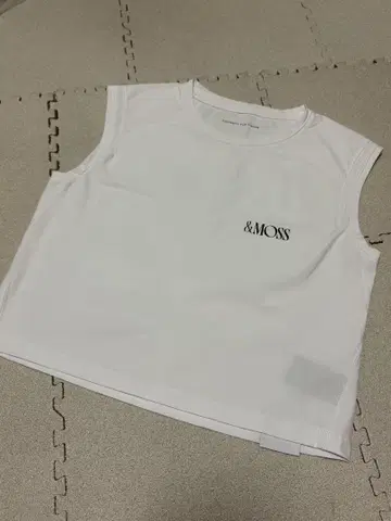 &MOSS 플라워 프린트 슬리브리스 T셔츠