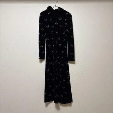마메쿠로구치 벨로아 블랙 꽃무늬 하이넥 원피스