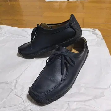 클락스 왈라비 블랙 가죽