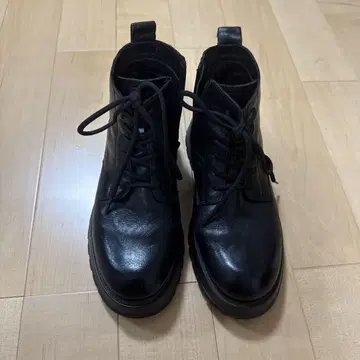 블랙 레이스업 부츠