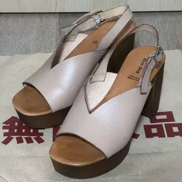 베이지 가죽 오픈토 샌들