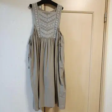 새상품 택 없음 레이스 장식 플레어 원피스
