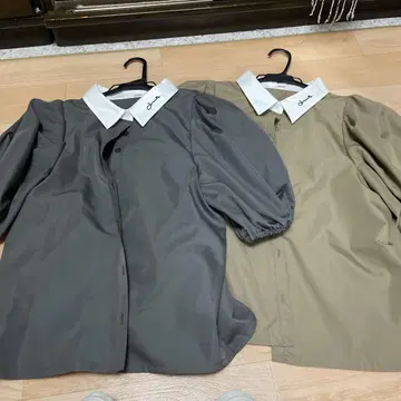 amr. 바이컬러 볼륨 하프 블라우스