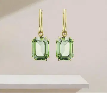 SWAROVSKI 라이트 그린 에메랄드컷 귀걸이