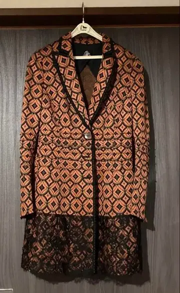 이타리야 기하학 패턴 레이스 밑단 자켓