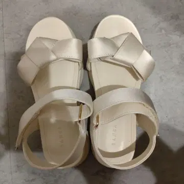 RANDA 아이보리 리본 포함 샌들