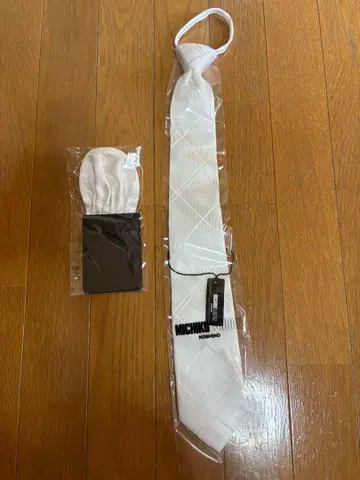 미치코 런던 원터치 넥타이와 포켓 치프 화이트
