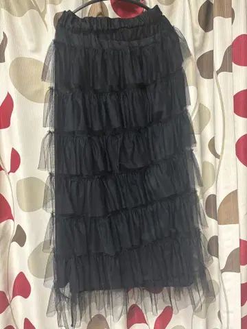 프릴 달린 블랙 스커트