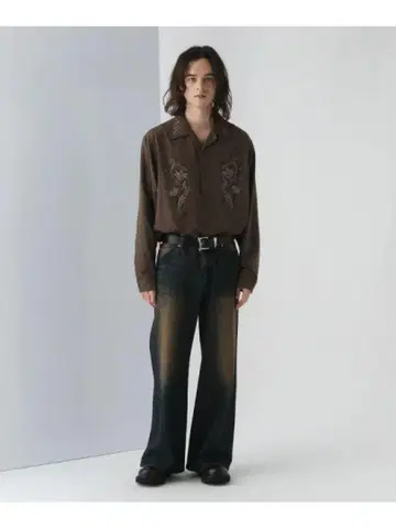 HARE 자수 오픈 카라 셔츠