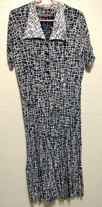 빈티지 50년대 네이비와 화이트 기하학 패턴 반팔 롱 원피스