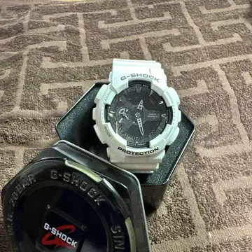 G-SHOCK 화이트 디지털 워치
