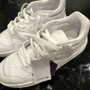 택 포함 미사용 새상품 LACOSTE 화이트 스니커즈 39