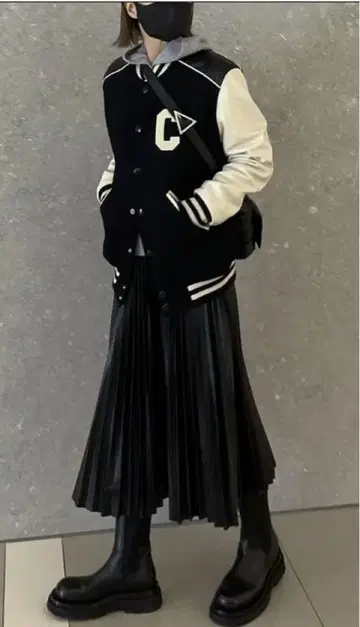 ok.soon 옥순 fake leather pleats skirt