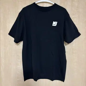 NewJeans NJ 로고 블랙 반팔 티셔츠