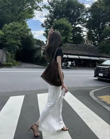 [ 미사용 새상품 ] Huitrox 새틴 롱 스커트 White