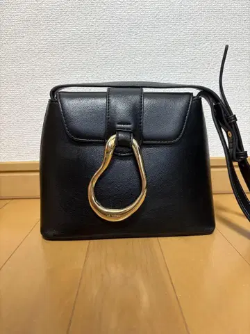 Le vernis 블랙 숄더백 금장 장식 포함