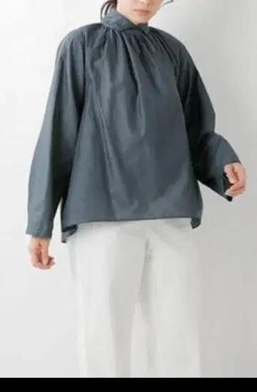 미즈이로 인드 하이넥 개더 블라우스 셔츠