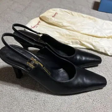 Ferragamo 블랙 슬링백 펌프스