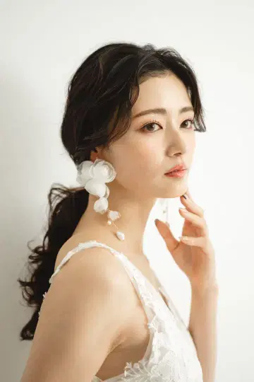 BRIDE ME 귀찌 결혼식 액세서리 펄 플라워 모티브