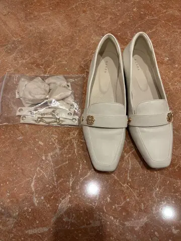 RANDA 화이트 로퍼 골드 컬러 장식 포함