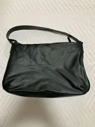 유니클로 C 가죽 터치 퍼피 백