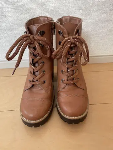 브라운 레이스업 부츠 중간 힐