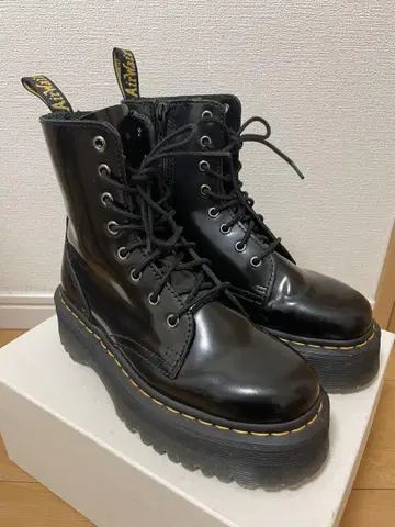 Dr.Martens 레이스업 통굽 8홀 JADON BOOT