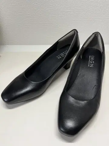 블랙 펌프스 중간 힐 합성 피혁