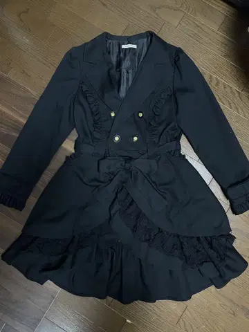 axes femme 프릴 트렌치코트 블랙