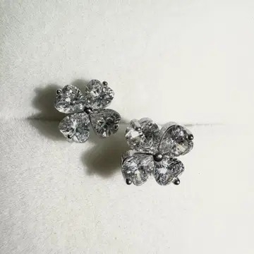 모아상 다이아몬드 네잎클로버 귀걸이