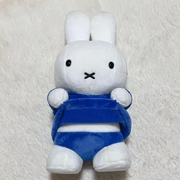 미피 배 보여주는 미피 봉제 인형 파란색 옷 우사코짱