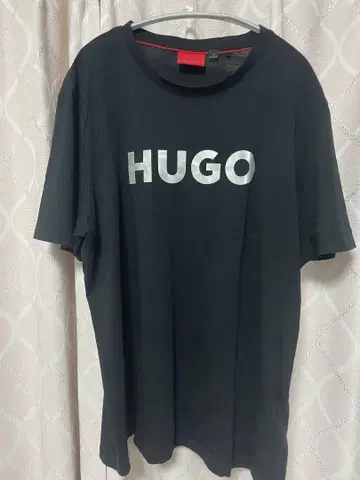 HUGO 블랙 T셔츠 로고 프린트