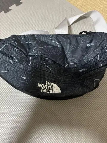 THE NORTH FACE 바디백 지형도풍 디자인