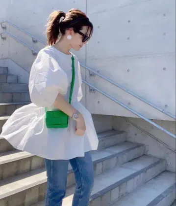 MYINE 마인 볼륨 플레어 절개 5부 기장 블라우스