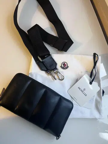 MONCLER 블랙 가죽 장지갑 스트랩 포함