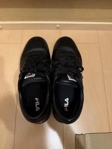 FILA 블랙 로우컷 스니커즈