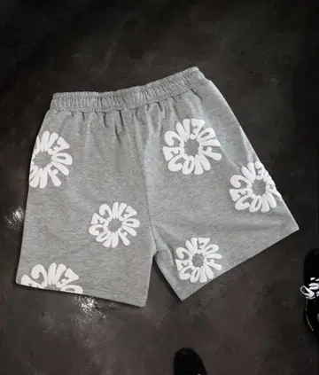 그레이 숏팬츠 화이트 로고 프린트