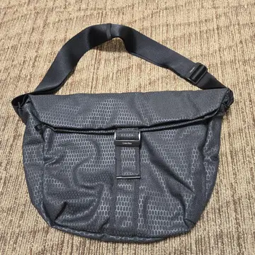 Calvin Klein 차콜 그레이 숄더백