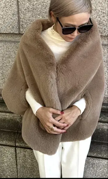 젠느 JENNE 리치 볼륨 퍼 케이프 판초 코트 스톨
