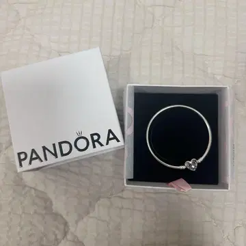 PANDORA 하트형 참 포함 실버 팔찌