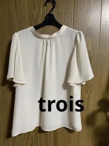 TROIS 트로와 뒷 리본 아이보리 쉬폰 블라우스