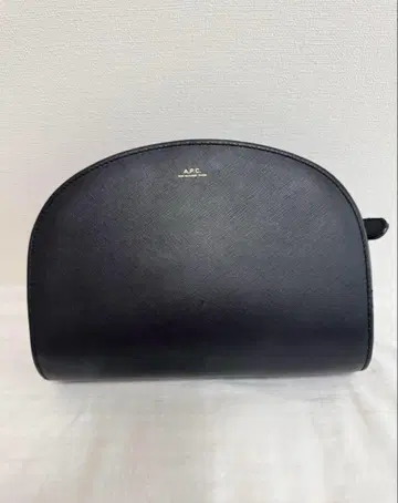 APC 블랙 숄더백