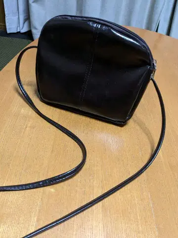 다크 브라운 가죽풍 외부 포켓 부착 숄더 백