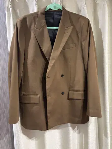 GU 브라운 더블 브레스트 자켓