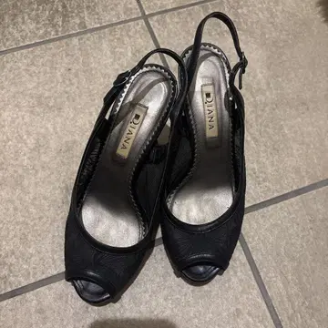 DIANA 블랙 오픈토 샌들