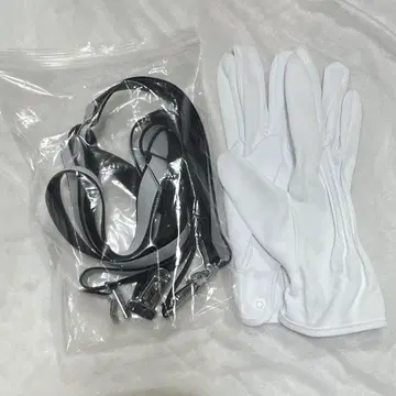 흰 장갑과 서스펜더 세트